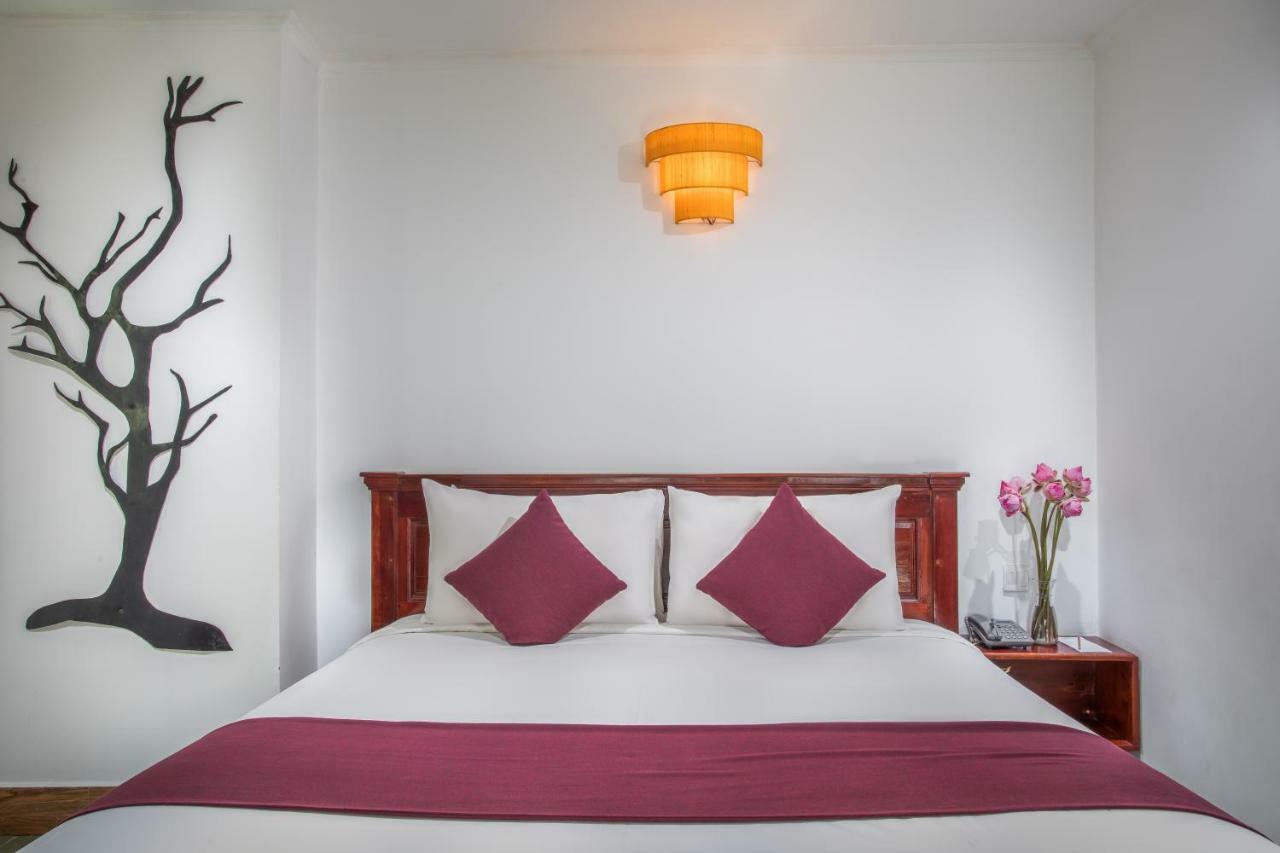V Hotel Phnom Pen Exterior foto