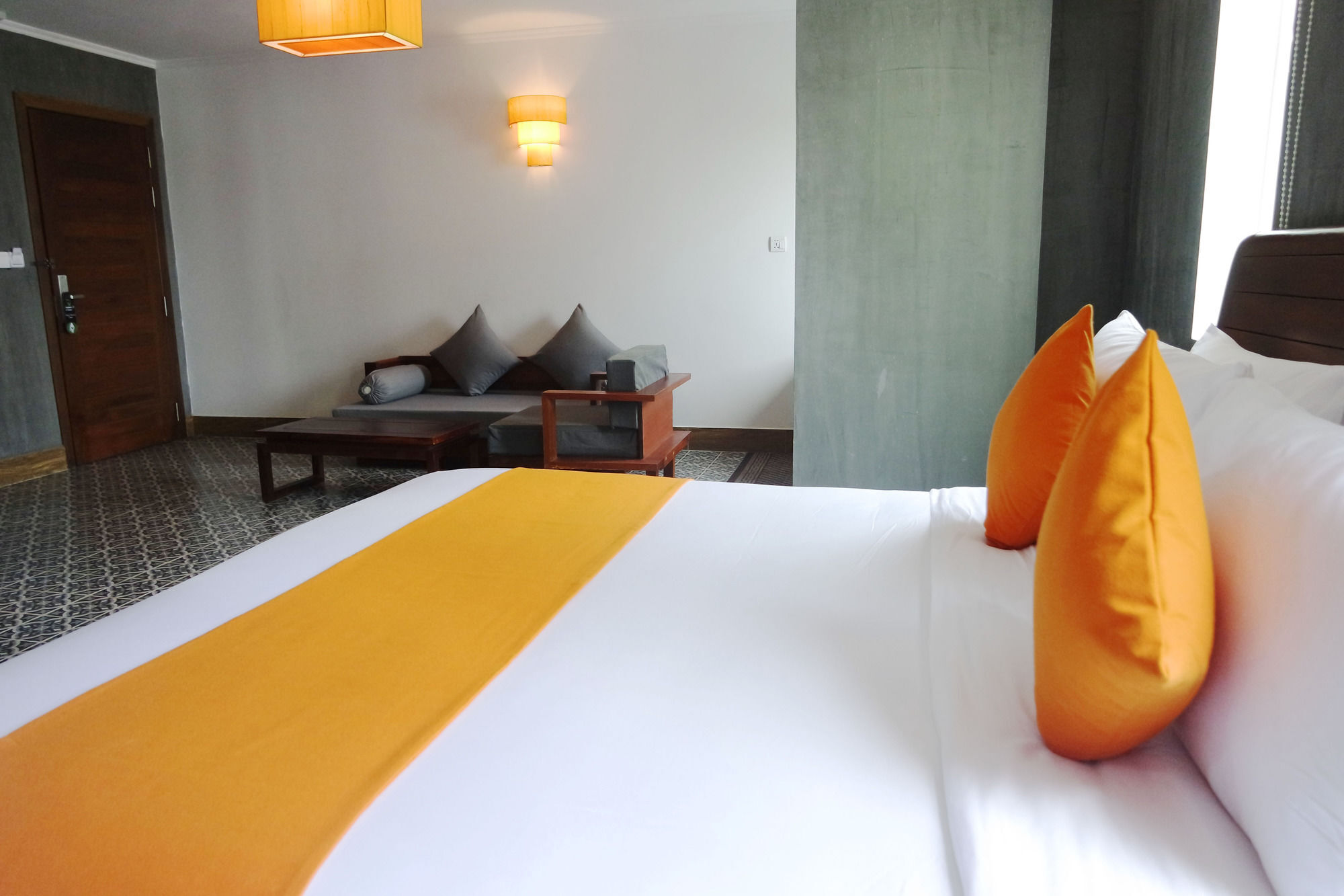 V Hotel Phnom Pen Exterior foto
