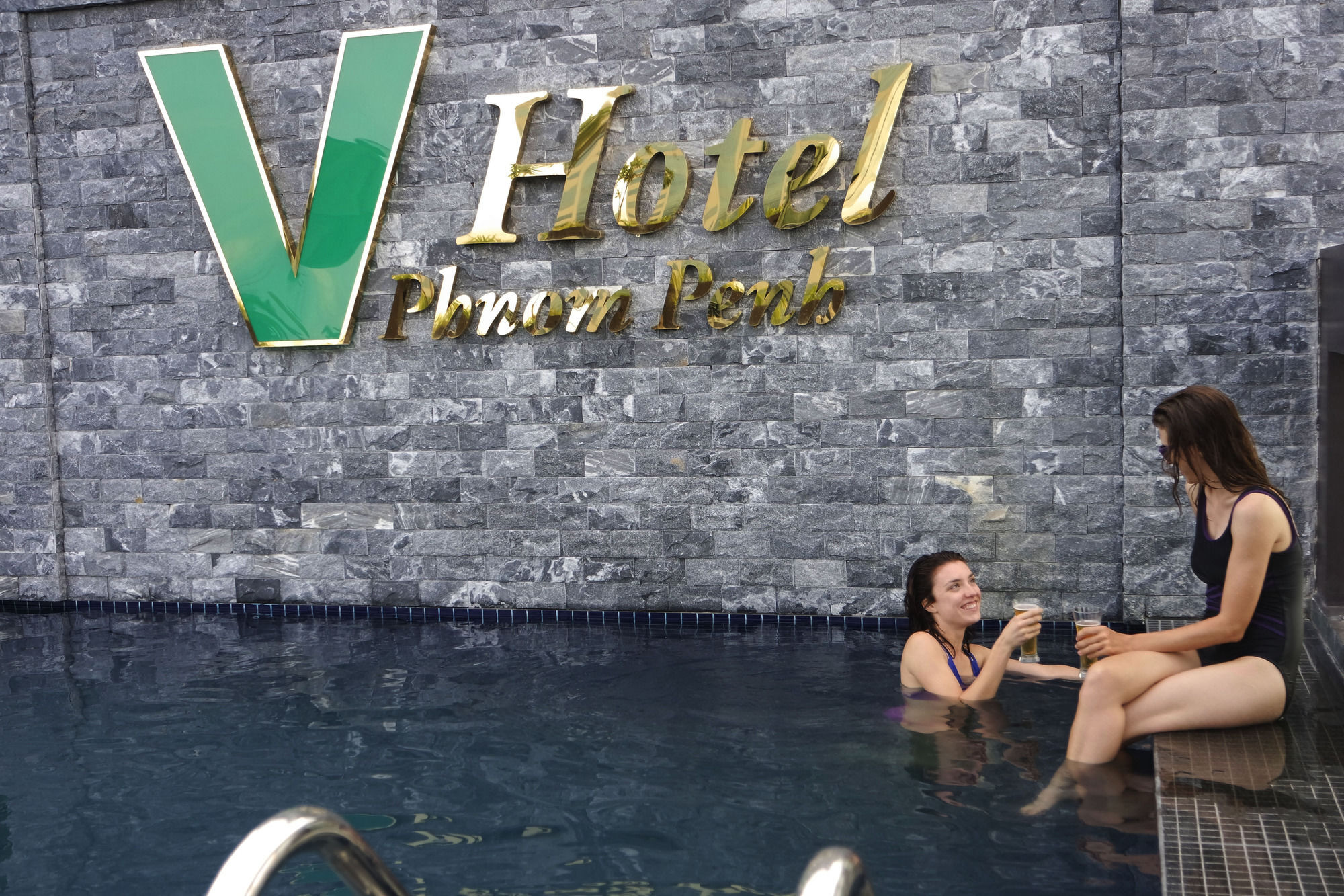 V Hotel Phnom Pen Exterior foto