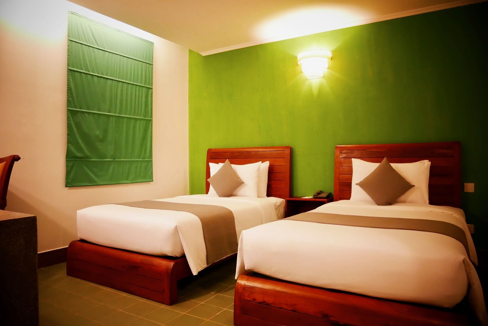 V Hotel Phnom Pen Exterior foto