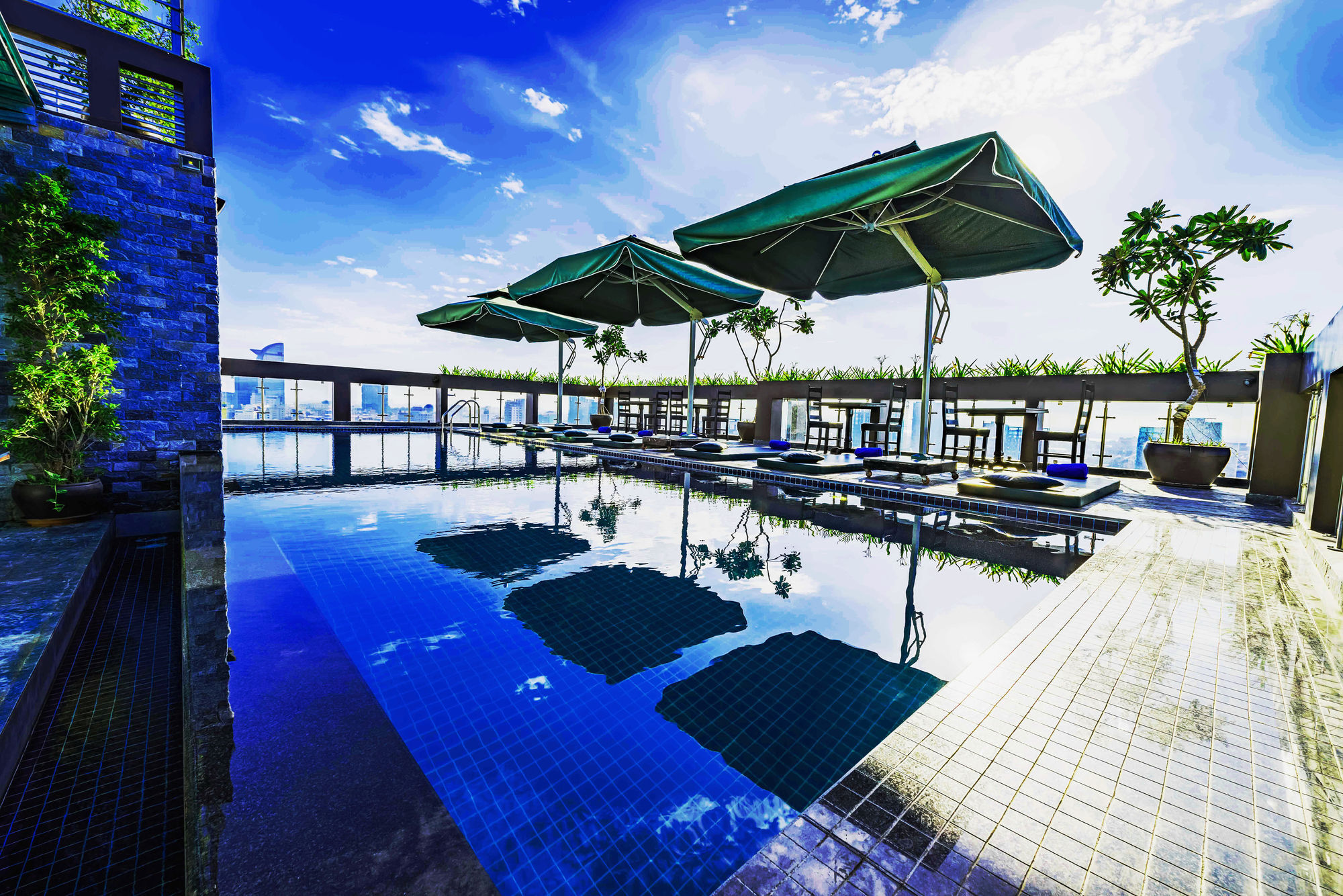 V Hotel Phnom Pen Exterior foto