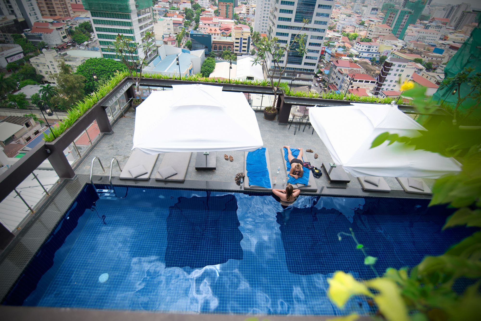 V Hotel Phnom Pen Exterior foto