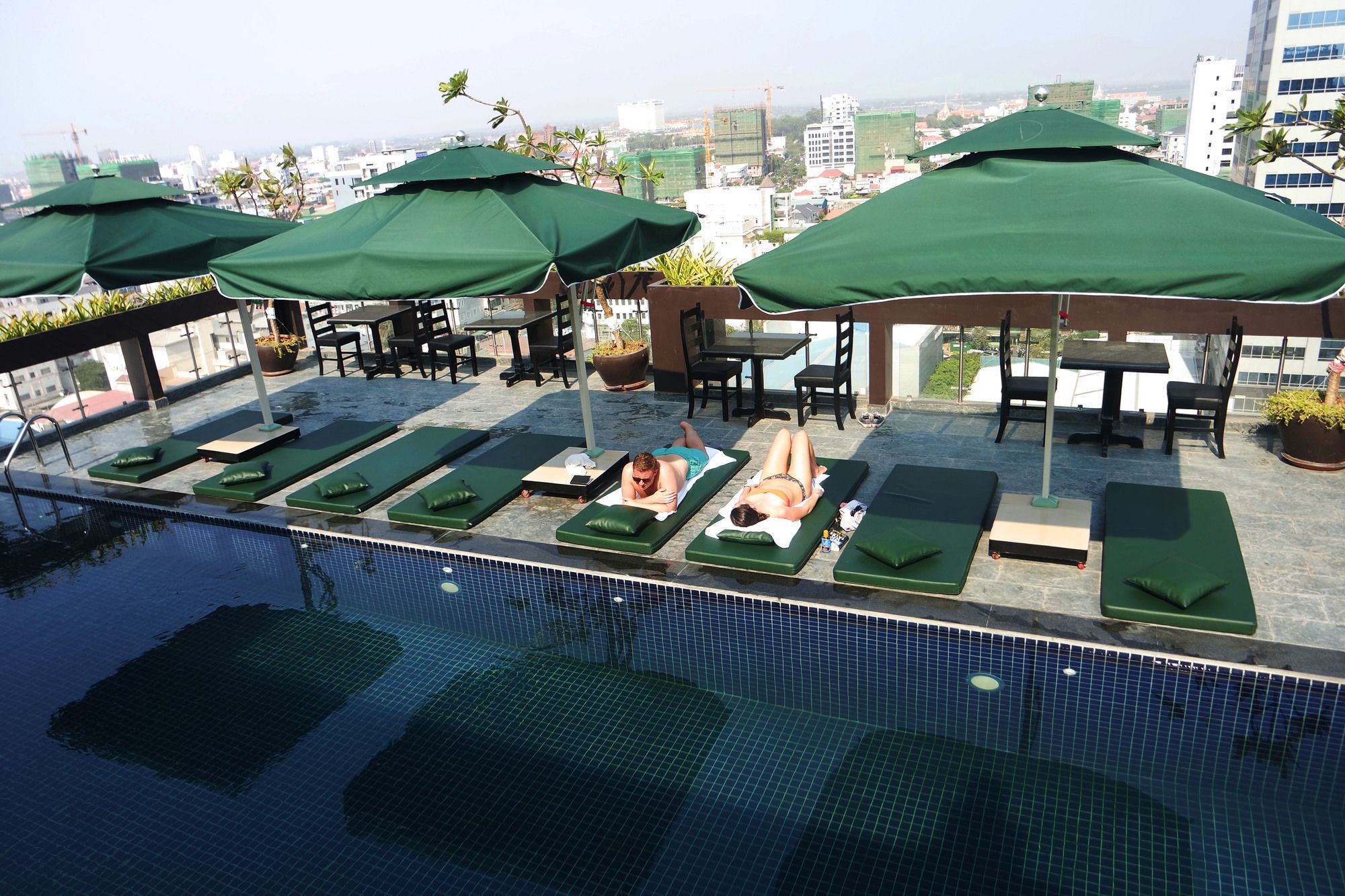 V Hotel Phnom Pen Exterior foto