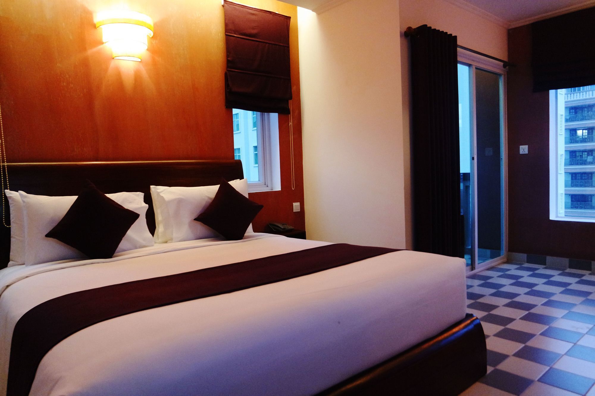 V Hotel Phnom Pen Exterior foto
