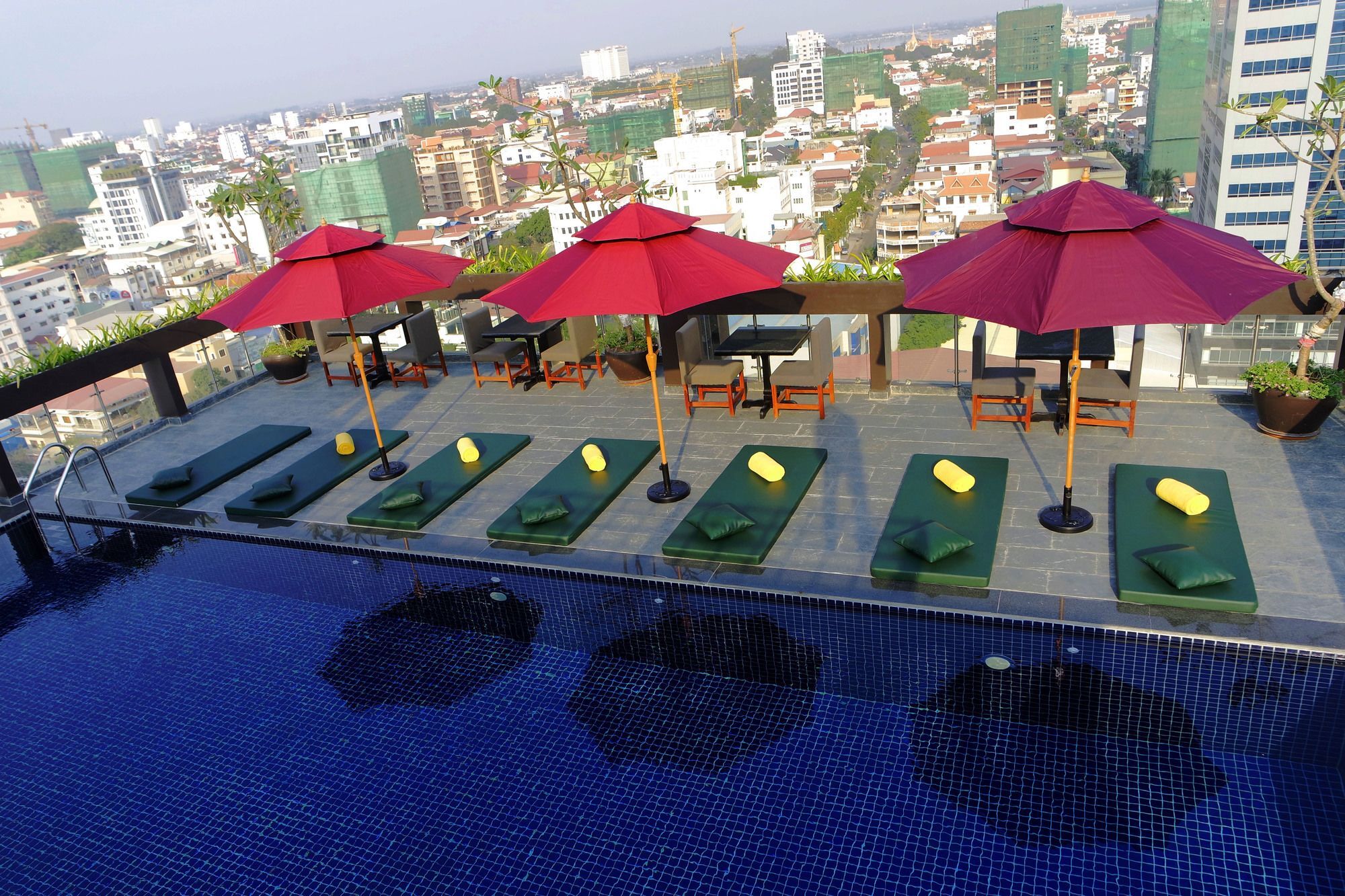 V Hotel Phnom Pen Exterior foto